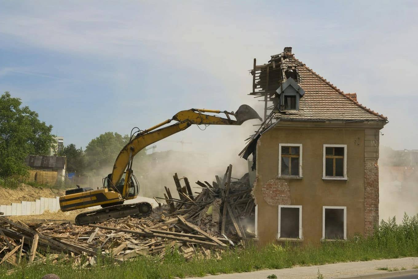 proces wyburzania budynku
